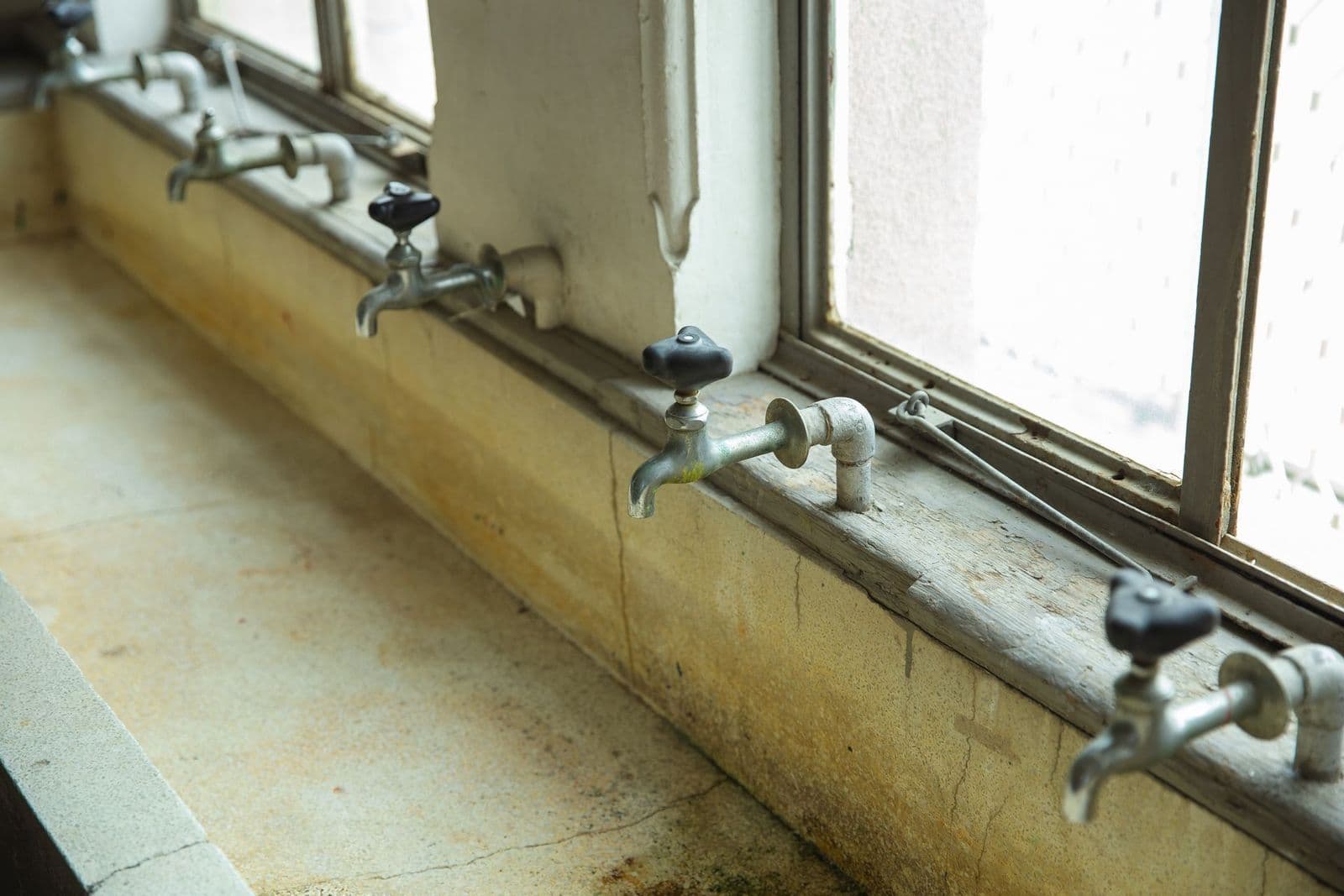 Drain lent et blocages récurrents : comprendre les causes avant la prochaine urgence