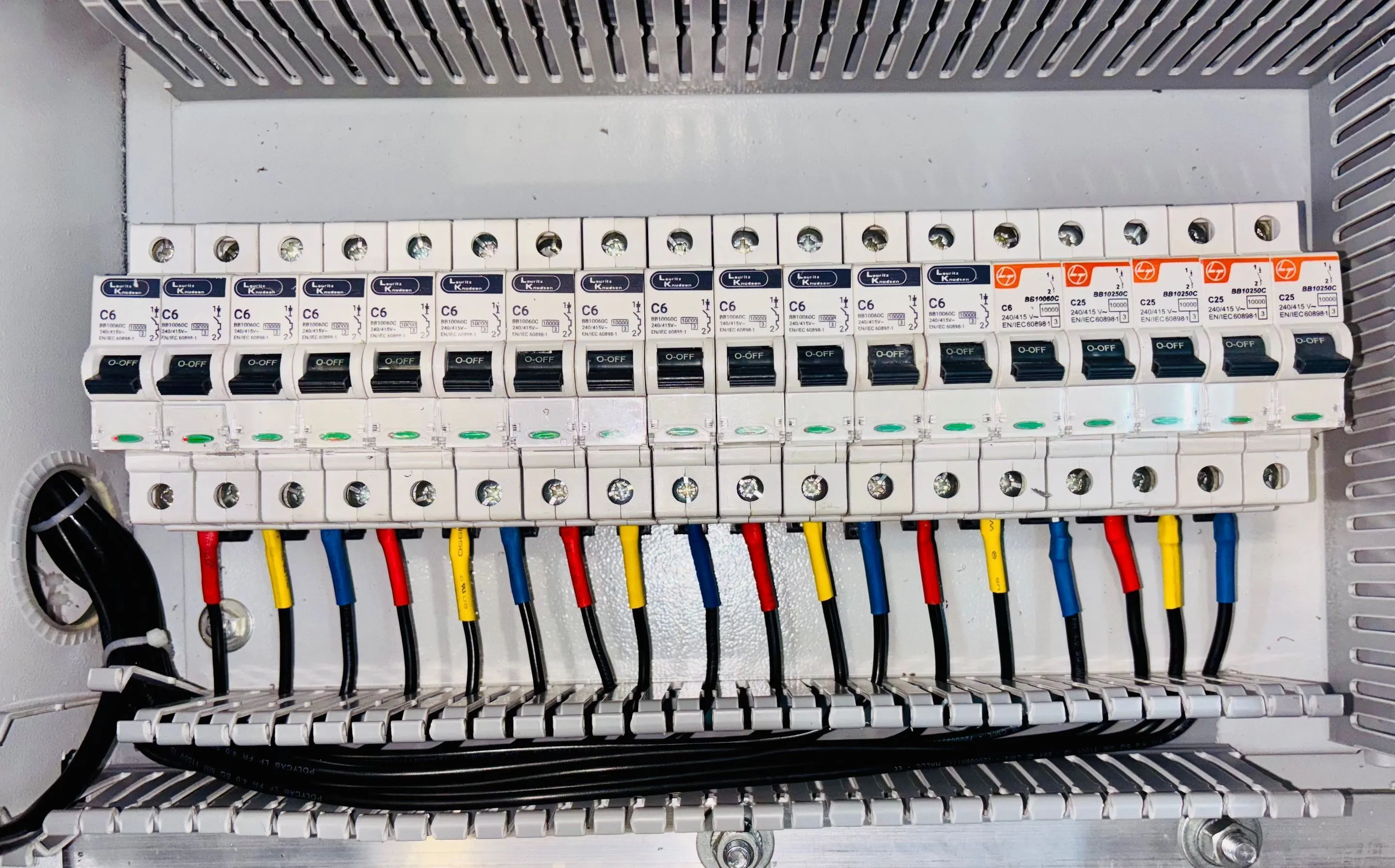 Panneau électrique résidentiel 200 ampères et disjoncteurs