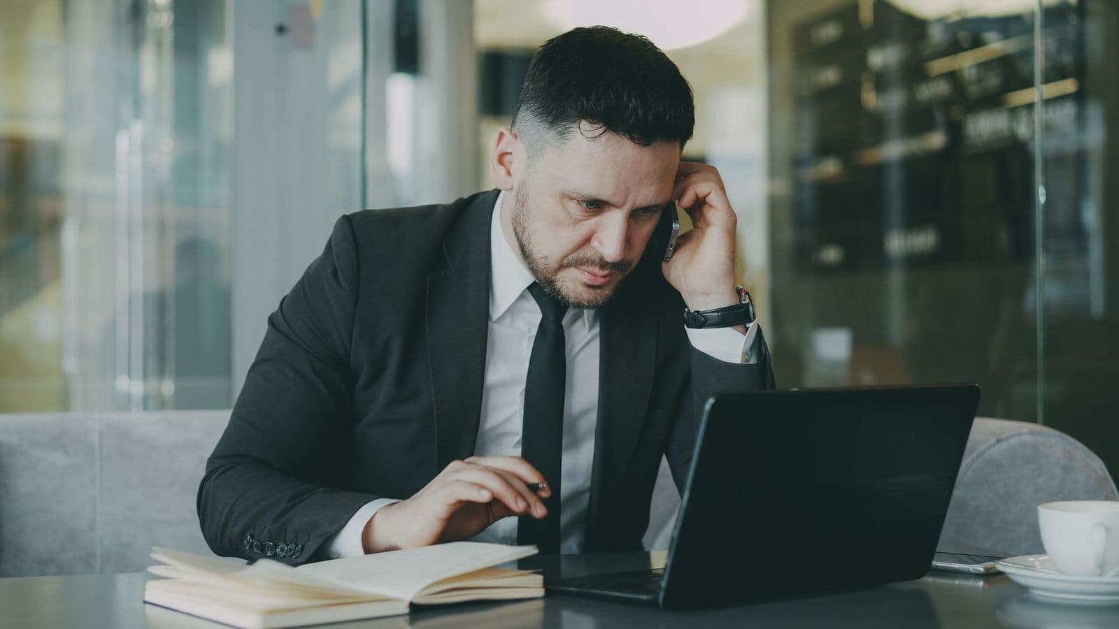 Entrepreneur gérant ses demandes de leads