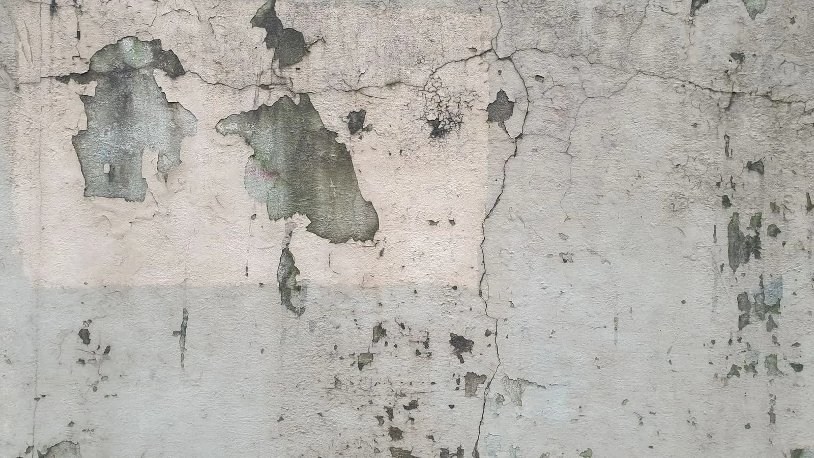 Mur de fondation en béton vieilli, écaillé et fissuré