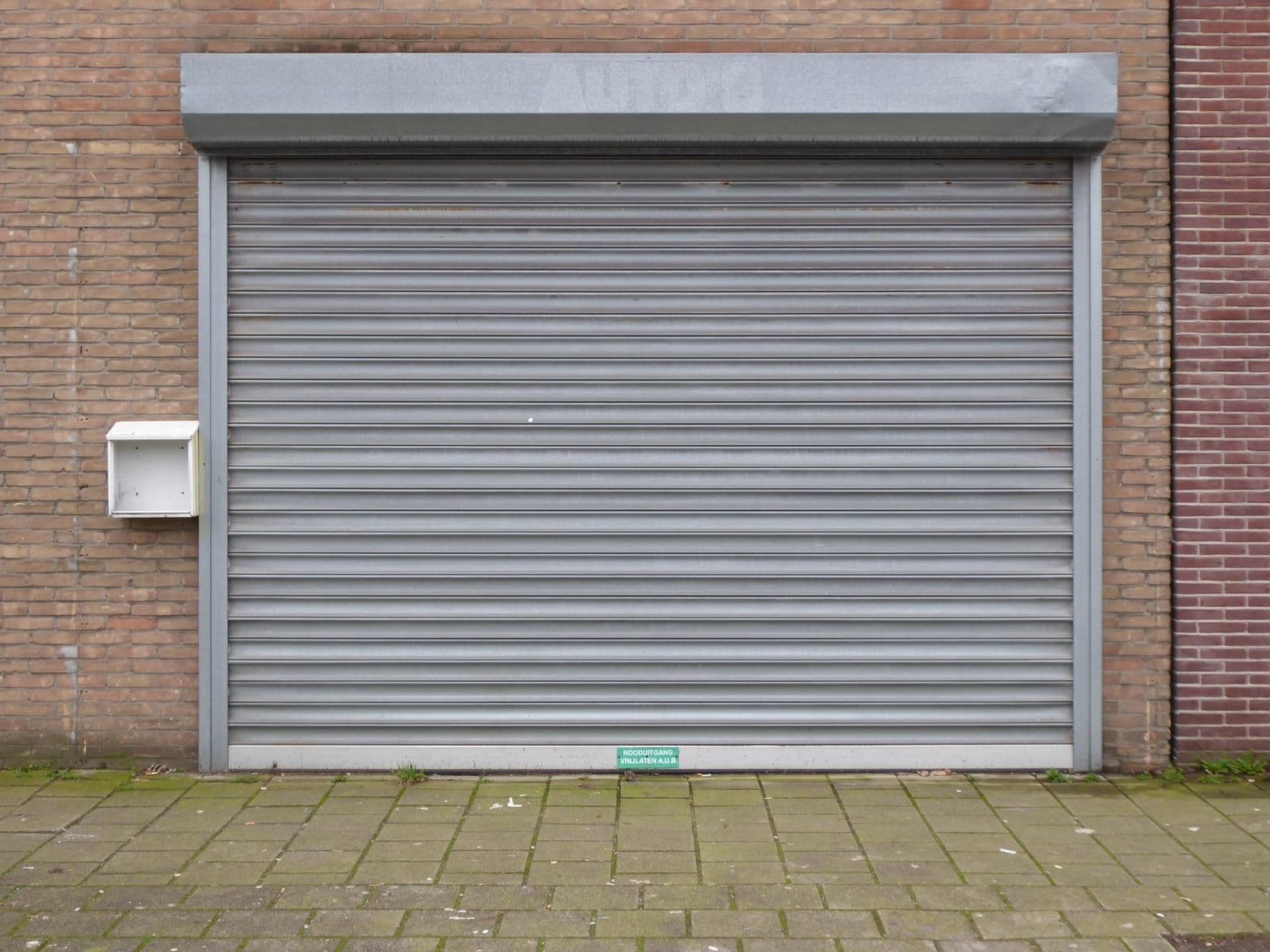Porte de garage bloquée avec véhicule coincé : quoi faire (et quoi éviter)
