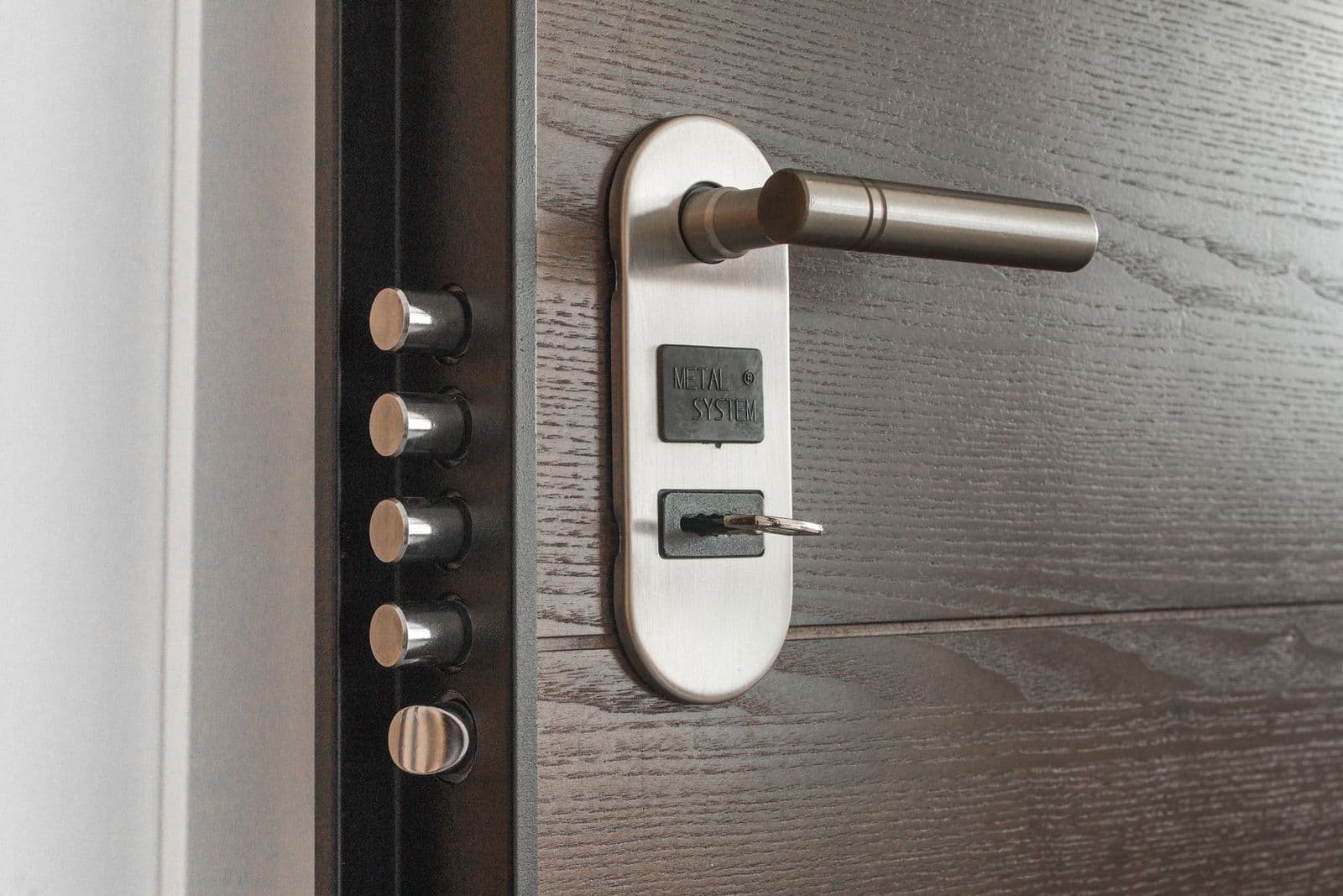 Ressort de porte de garage brisé : danger réel : pourquoi il ne faut pas bricoler soi-même