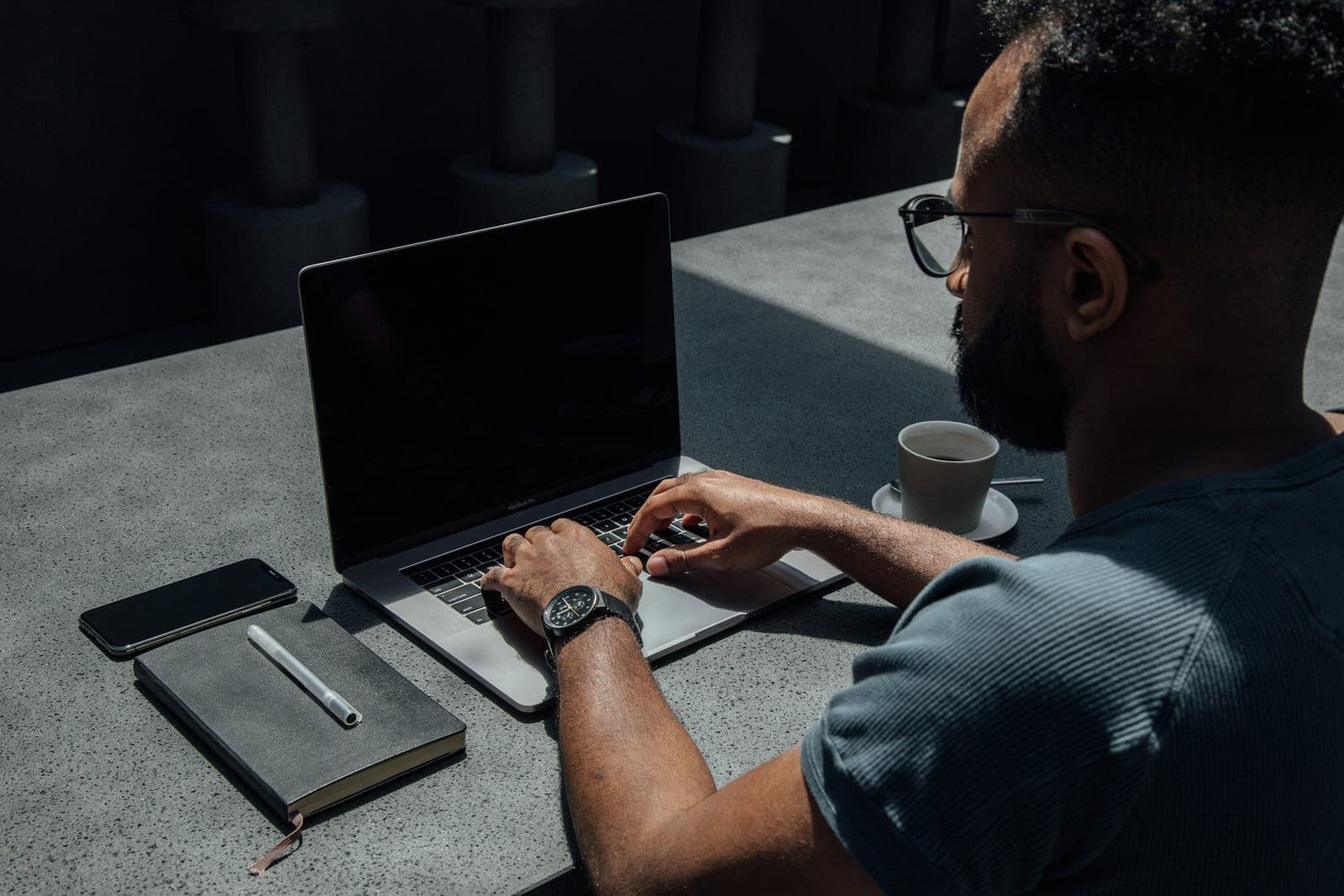 Entrepreneur travaillant à son ordinateur