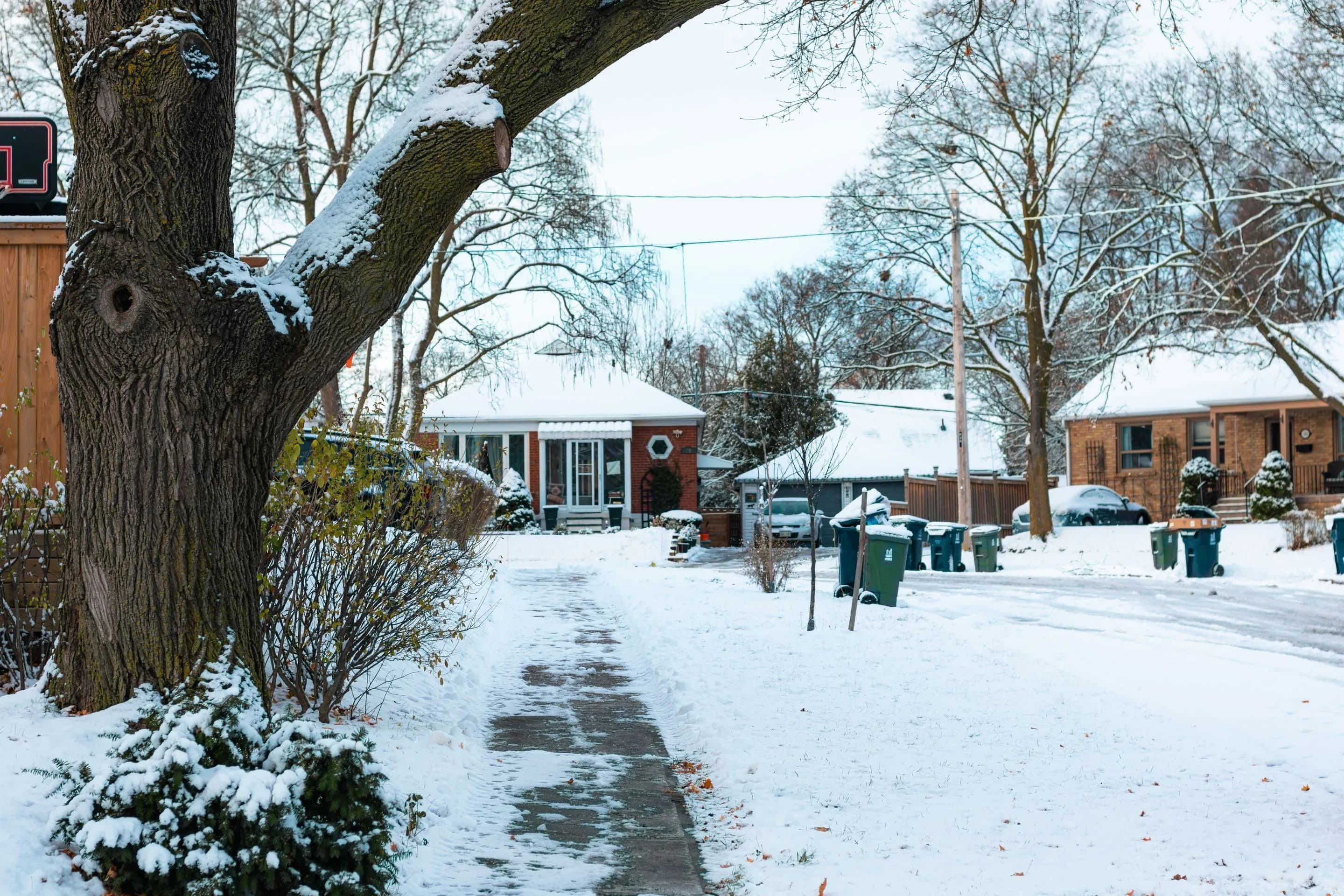 Rue résidentielle enneigée pendant l’hiver québécois