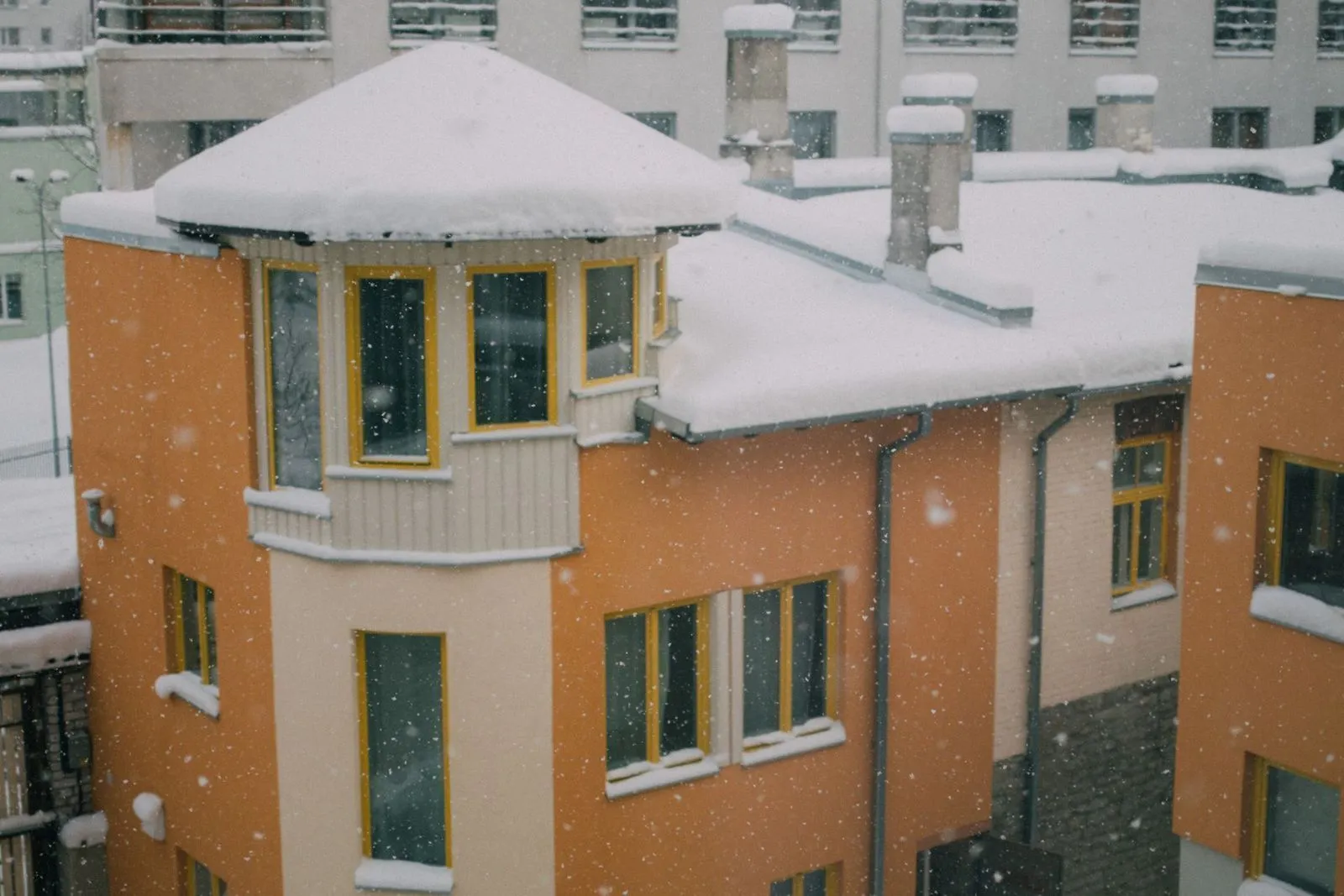 Maison dont la toiture est couverte de neige