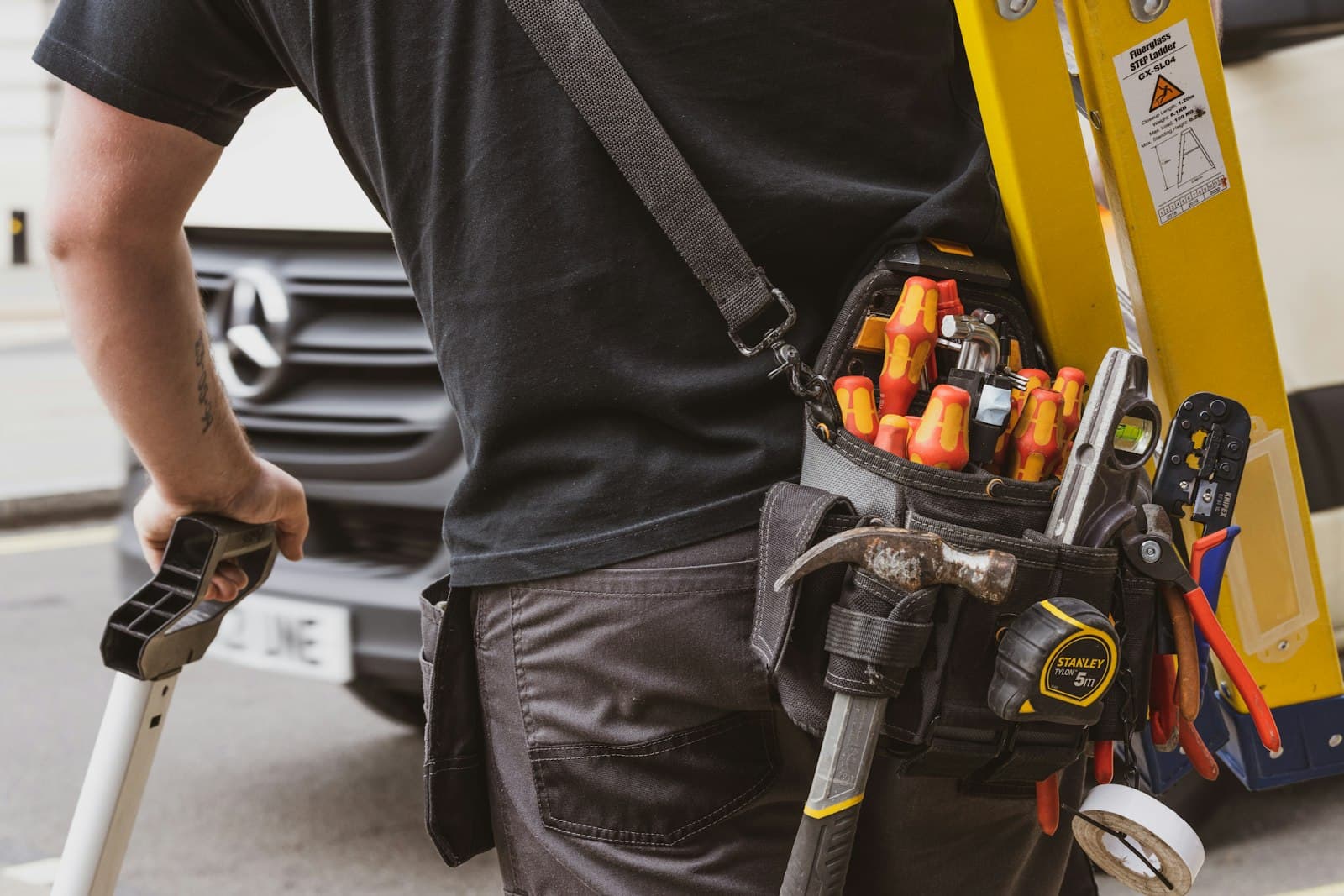 Entrepreneur sur le terrain avec ses outils
