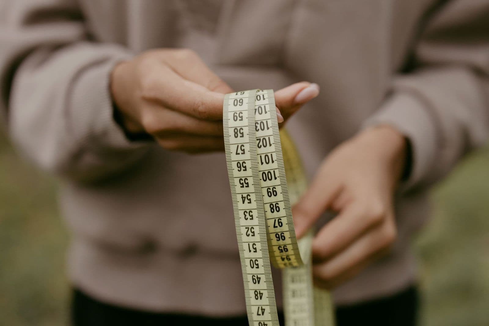 Mesurer le radon soi-même ou faire appel à un professionnel : bien choisir son approche