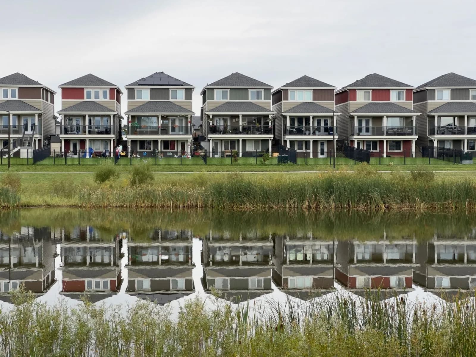 Rangée de maisons de ville dans un secteur urbain