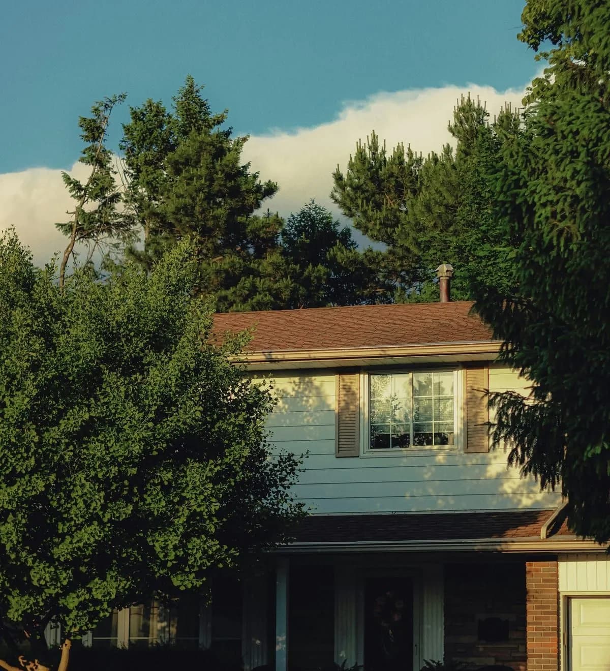 Maison moderne au crépuscule dans la grande région de Montréal