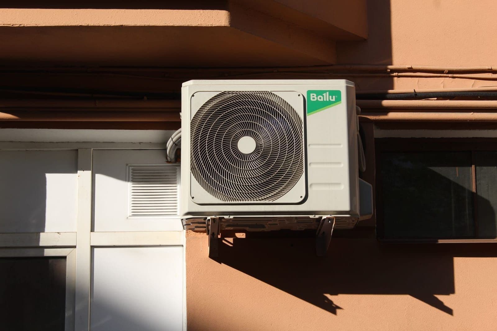 Thermopompe centrale vs murale : Quel système choisir au Québec ?