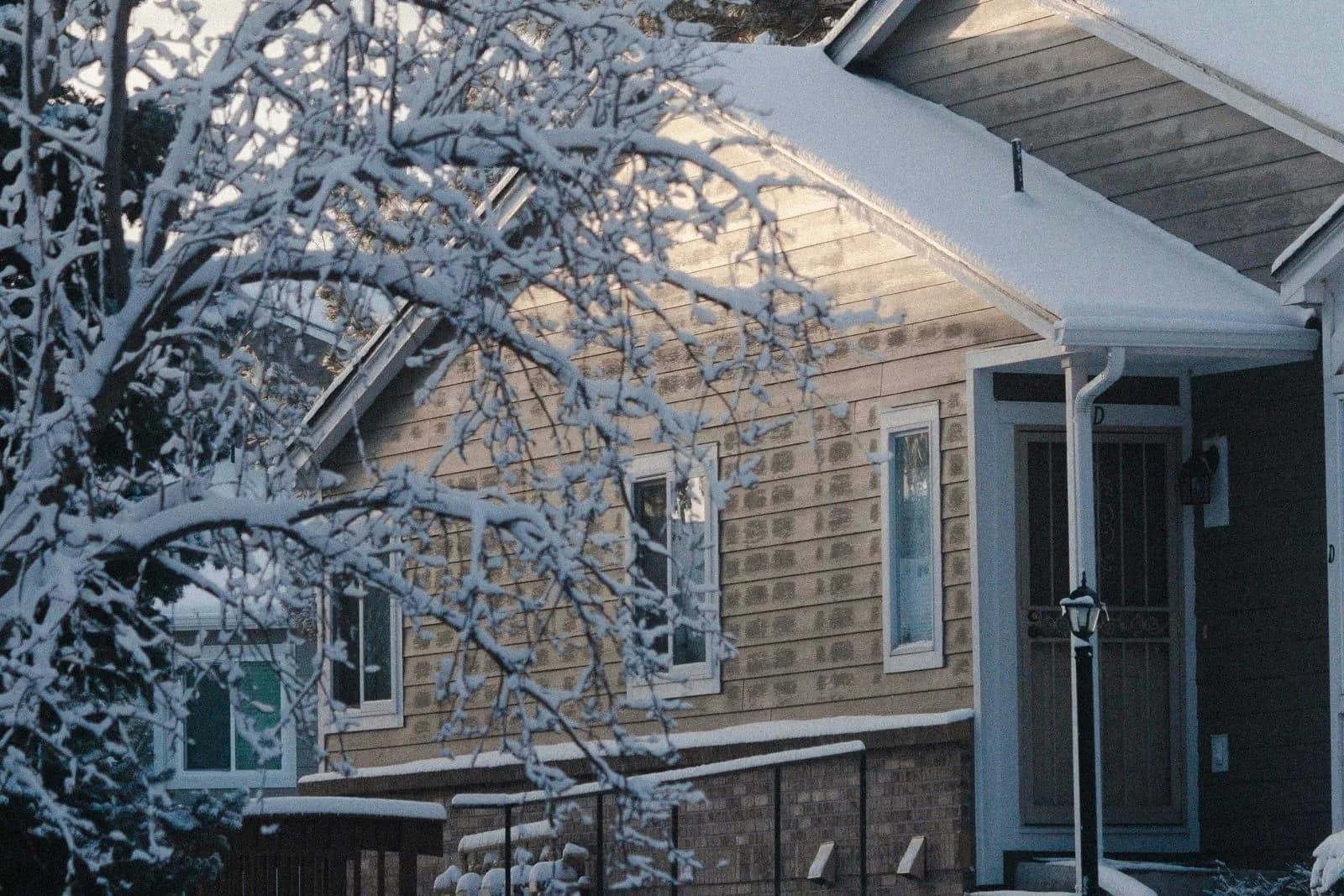 Thermopompe sous la neige pendant l’hiver québécois