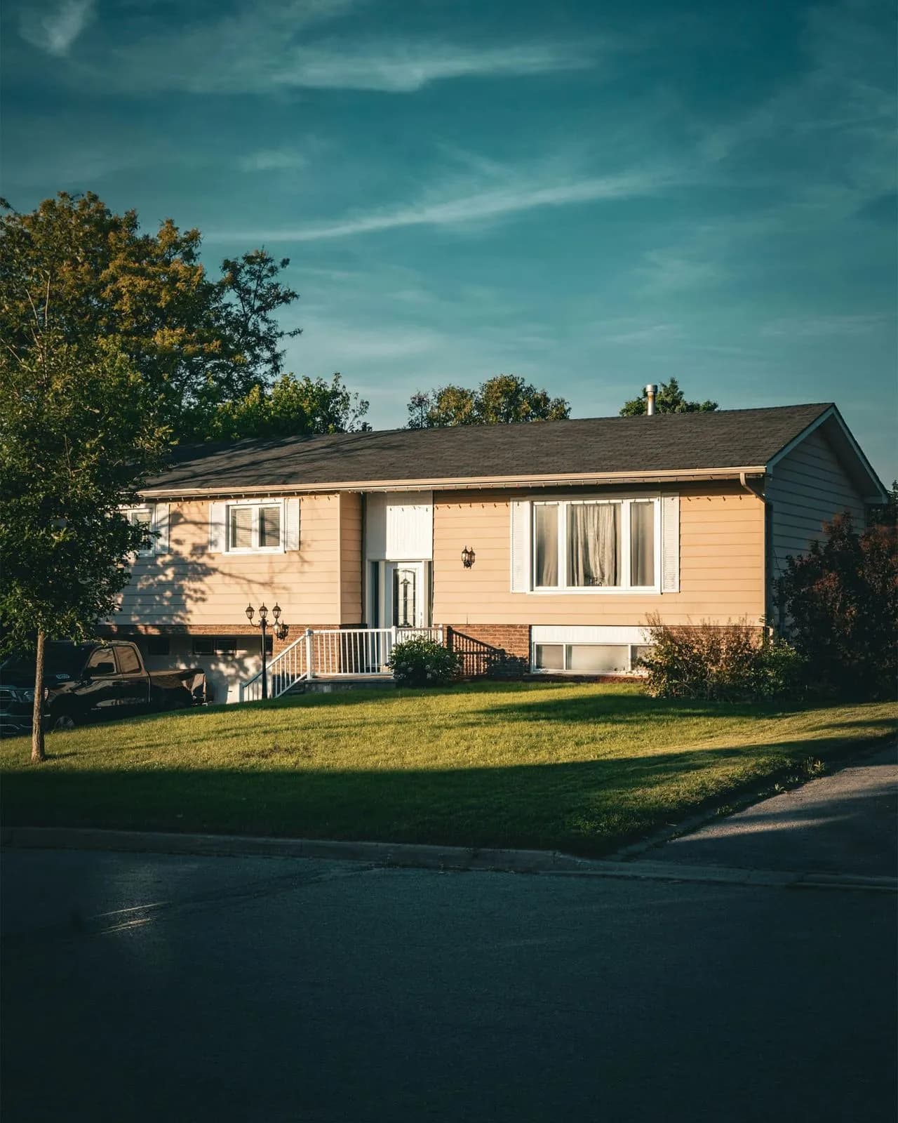 Maison résidentielle au crépuscule
